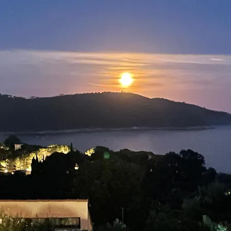 Gigaro Sylvabelle Sea Lounge لا كروا فالميه